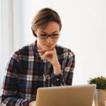 업무 환경에서 조명과 소음이 일상에 미치는 일반적인 변화